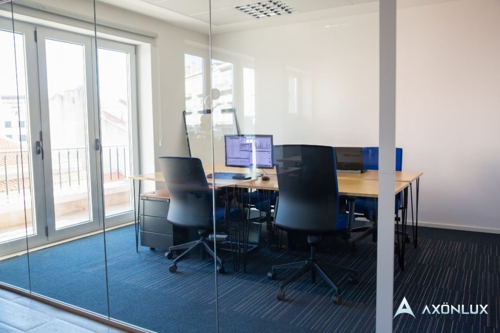 זכוכית חכמה למשרד